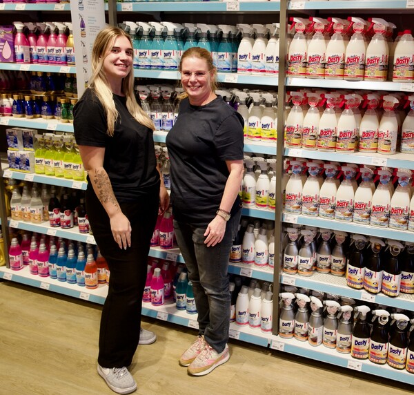 Ashley en Wendy van de Wibra