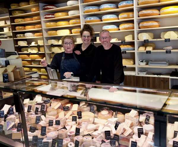 Maud Esther en Twan van de kaaswinkel